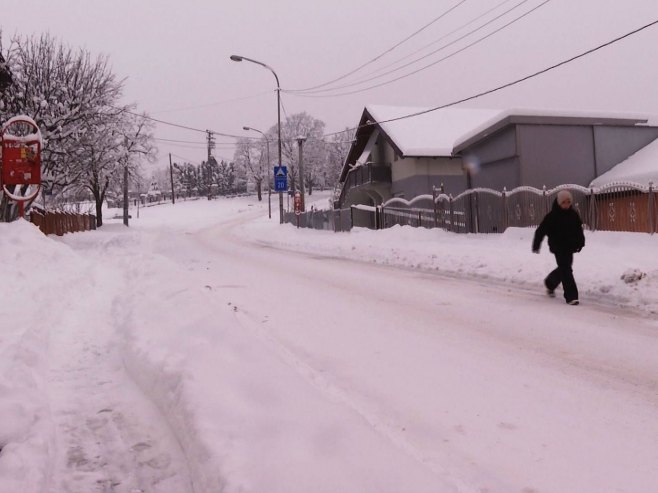 Бањалука: Снијег поново изненадио надлежне - путеви неочишћени и непроходни, села немају струје