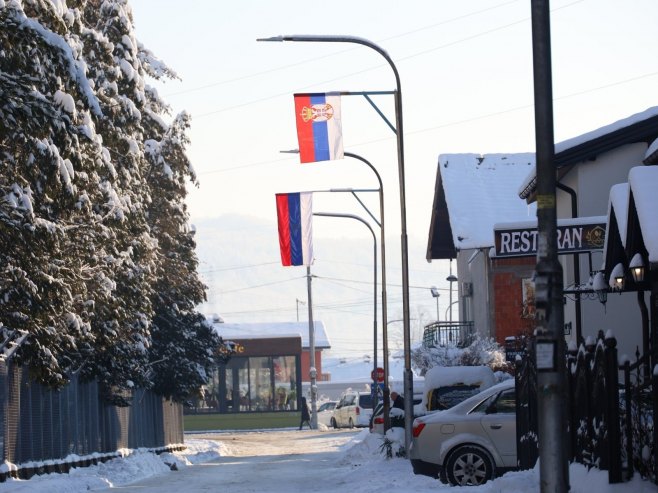 Бањалуку красе заставе Републике Српске и Србије (ФОТО)