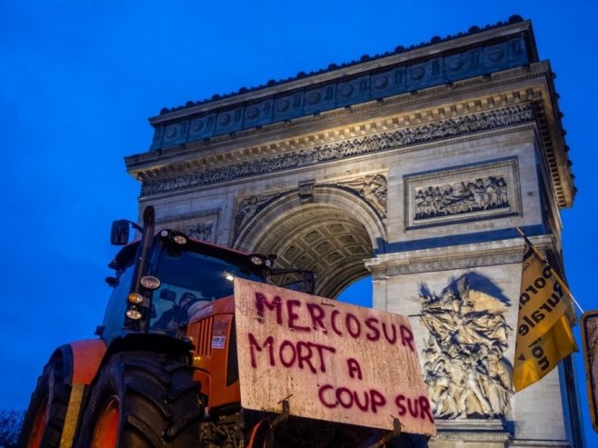 Пољопривредници у Паризу блокирали Тријумфалну капију и Ајфелов торањ (ВИДЕО)