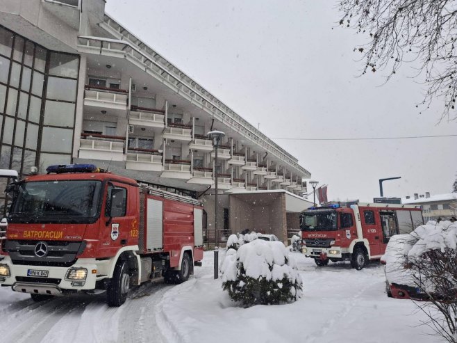 Пуне руке посла за ватрогасце: Пожар у Дому пензионера у Бањалуци (ФОТО)