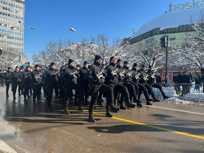Градске службе нису очистиле Трг Крајине за дефиле - имају преча посла
