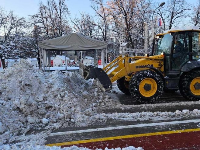 Градске службе нису очистиле Трг Крајине за дефиле - имају преча посла