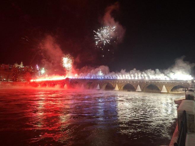 Вишеград: У част Републике Српске "Делије" приредиле бакљаду и ватромет (ВИДЕО)