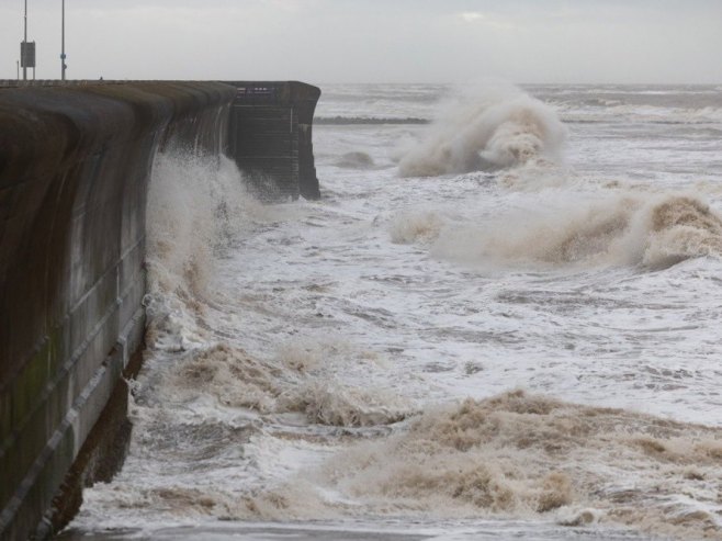 Олуја погодила Британију, издата црвена упозорења, више десетина хиљада без струје