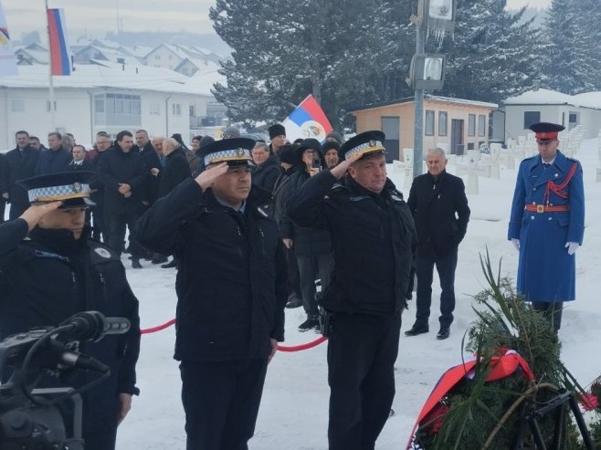 Положени вијенци код Централног крста на Војничком спомен-гробљу Нови Зејтинлик (ФОТО)