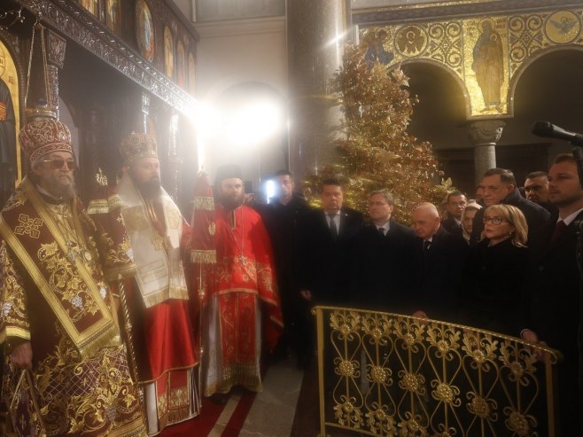 Званичници Републике Српске присуствују Светој архијерејској литургији