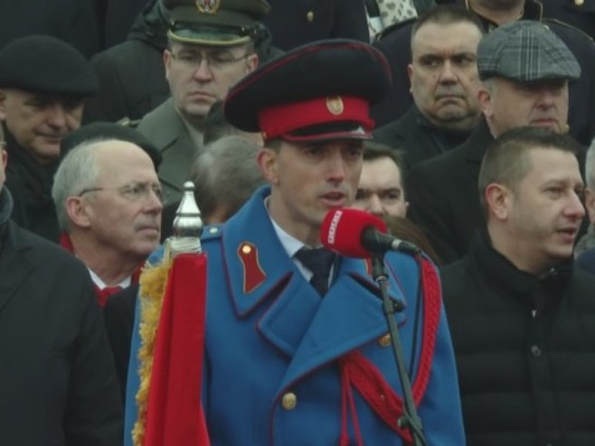 Свечани дефиле традиционално завршен пјесмом "Пукни зоро" (ВИДЕО)