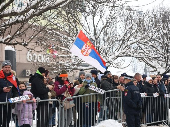 Грађани на дефилеу - Фото: ZIPAPHOTO/Borislav Zdrinja
