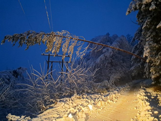 Ледени дани у Србији, најтеже у Лозници, ванредна ситуација у девет општина; Проблеми са струјом, водом и гријањем