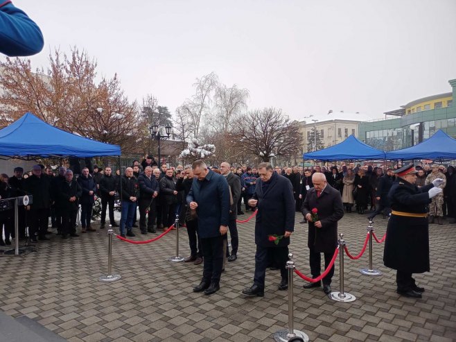 Поводом Дана Републике Српске положени вијенаци на споменик српским браниоцима Брчког (ВИДЕО)