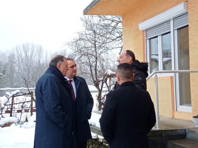 Минић и Додик обишли породицу Василић: 100.000 КМ за обнову куће која је изгорјела у пожару (ФОТО)