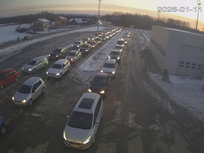 Дуге колоне и вишечасовна чекања на неколико граничних прелаза