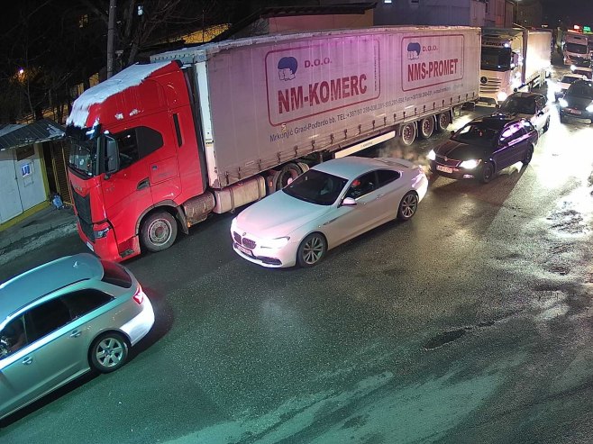 Велике гужве на граничном прелазу Градишка, чекања  дужа и од четири сата (ВИДЕО)