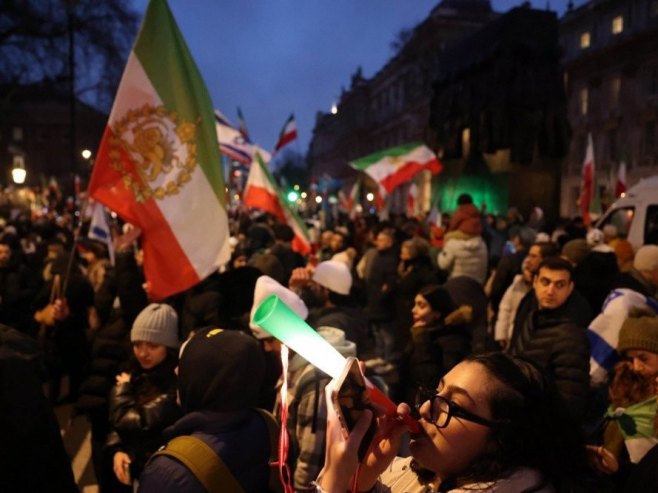 Протести (Фото: EPA/NEIL HALL) - 