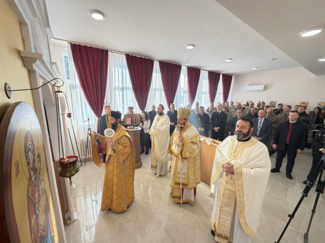 Литургија у Цркви Светих новомученика јасеновачких у касарни Козара (ФОТО)