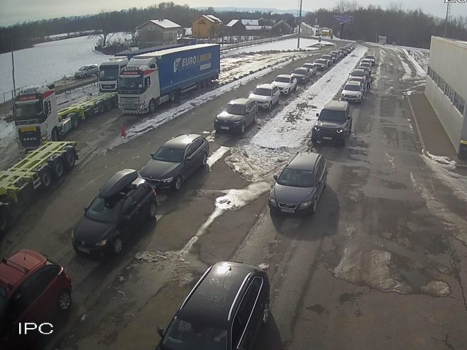 Саобраћај појачан на неколико прелаза са Хрватском