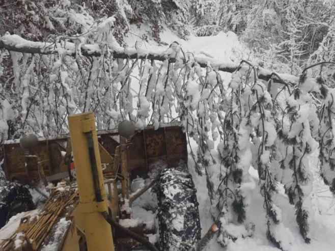 Foča, čišćenje lokalnih puteva (Foto: SRNA)