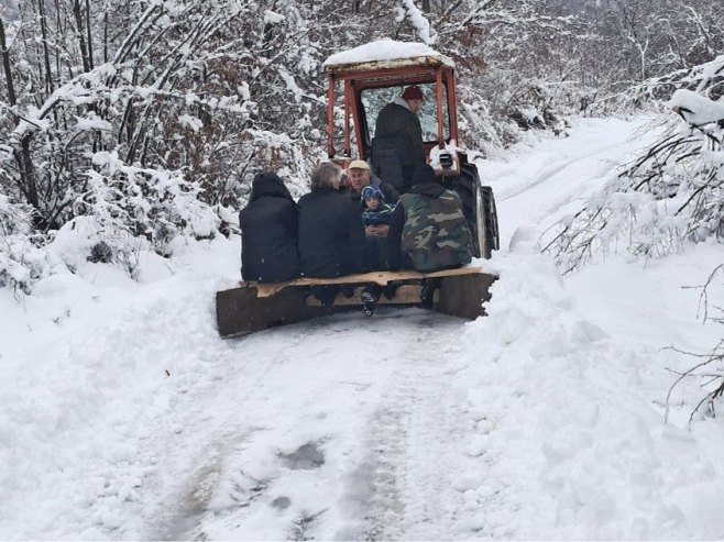Foča, čišćenje lokalnih puteva (Foto: SRNA)