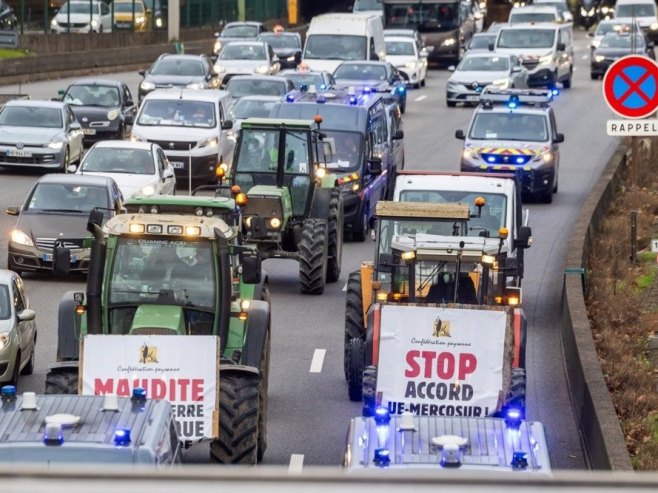 Трактори на Јелисејским пољима: Нови протест пољопривредника у Паризу (ВИДЕО)