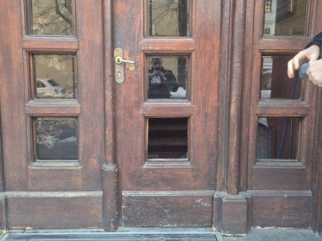 Кривична пријава због ломљења прозора и стакла на вратима Патријаршије (ФОТО)