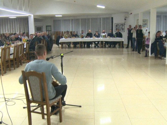 "Српско сијело" у Вишеграду поводом православне Нове године, са гусларима се дружио и Род Благојевић (ФОТО)