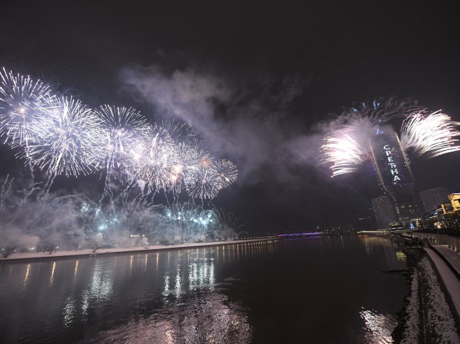 Спрска Нова година дочекана у Београду на води уз ватромет, игру дронова и ласерске ефекте (ВИДЕО)