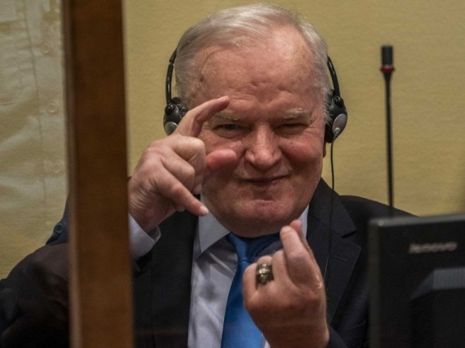 Генерал Младић прославио Божић у капели притворске јединице