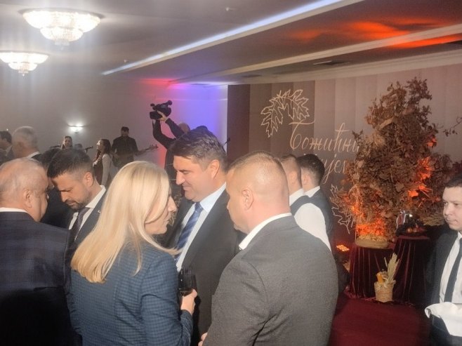 Велики број званица присуствује божићном пријему Цвијановићеве