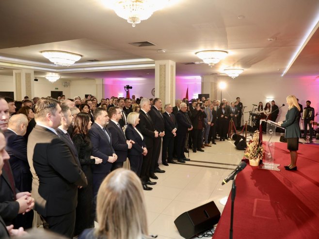 Велики број званица присуствује божићном пријему Цвијановићеве