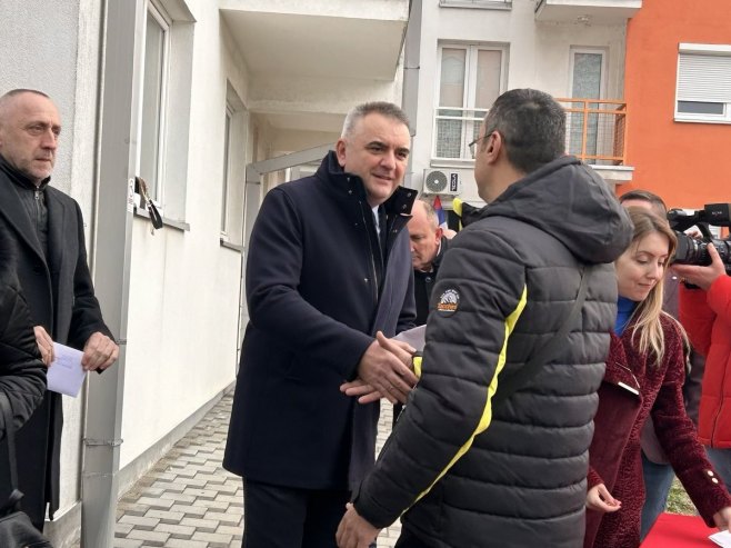 Минић и Егић уручили кључеве 15 станова породицама погинулих бораца и ратним војним инвалидима (ФОТО)