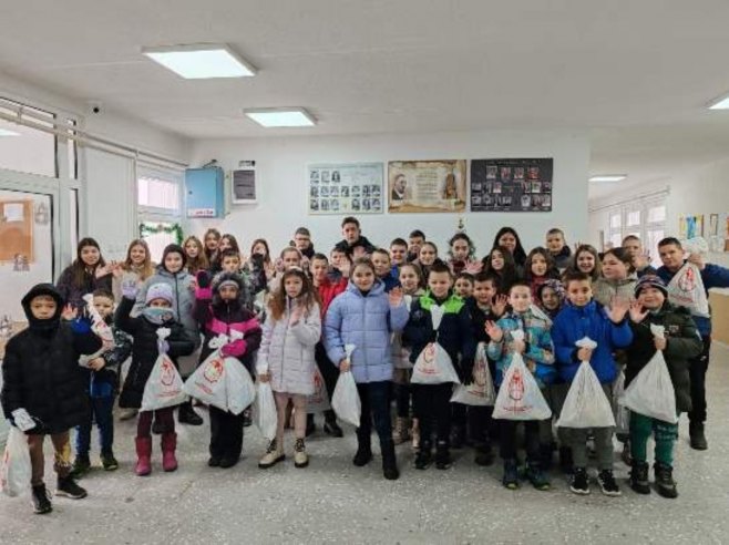 Новогодишњи пакетићи ученицима ОШ "Милан Ракић" у Бабином Мосту (фото: tvmost.info) - 