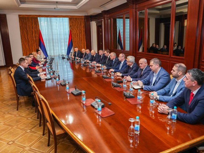 Минић са представницима политичких странака: Пред нама је значајан инвестициони циклус, али и бројни изазови