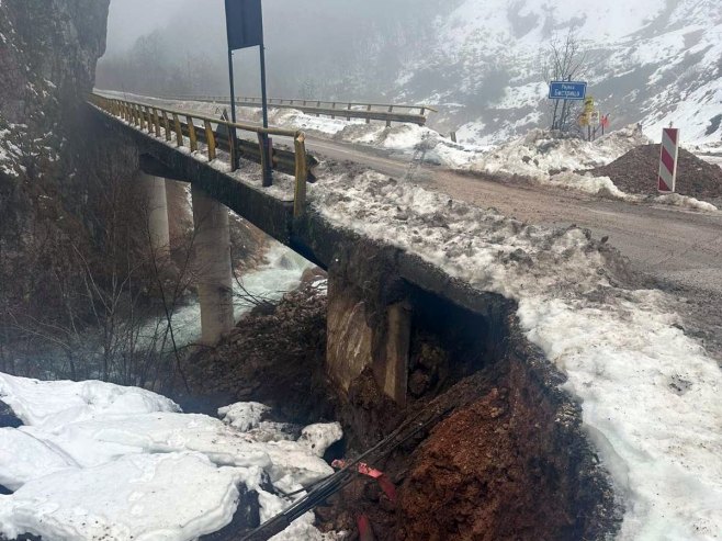 Обилне падавине активирале клизиште на магистралном путу Фоча - Сарајево (ФОТО)