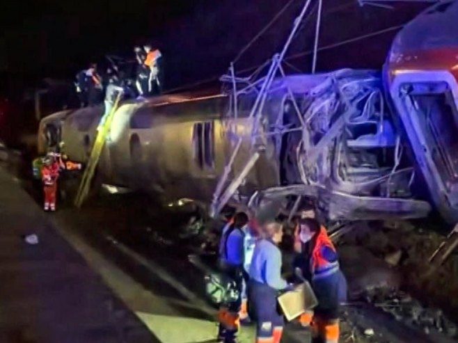 Жељезничка несрећа у Шпанији: Број погинулих порастао на седам, повријеђено 100 људи (ФОТО)