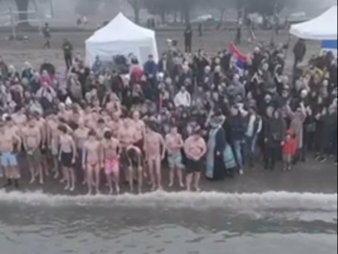 Пливање за Часни крст у водама Тихог океана у Ванкуверу (ВИДЕО)