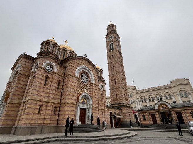Прослава Богојављења почела литургијом - слиједе литије и пливање за Часдни крст (ФОТО)