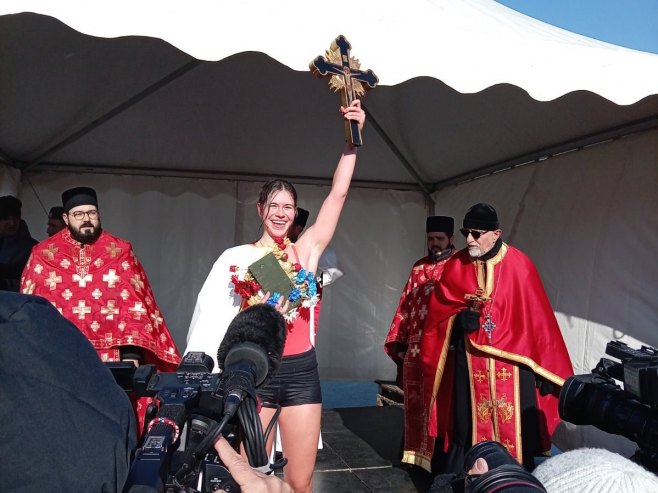 Маша Петковић међу 400 пливача прва допливала до часног крста у Земуну