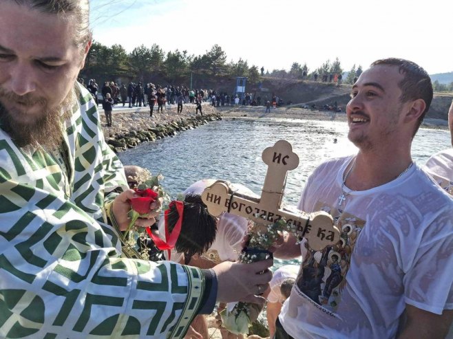 Пливање за Часни крст у Горњем Карину (ФОТО/ВИДЕО)