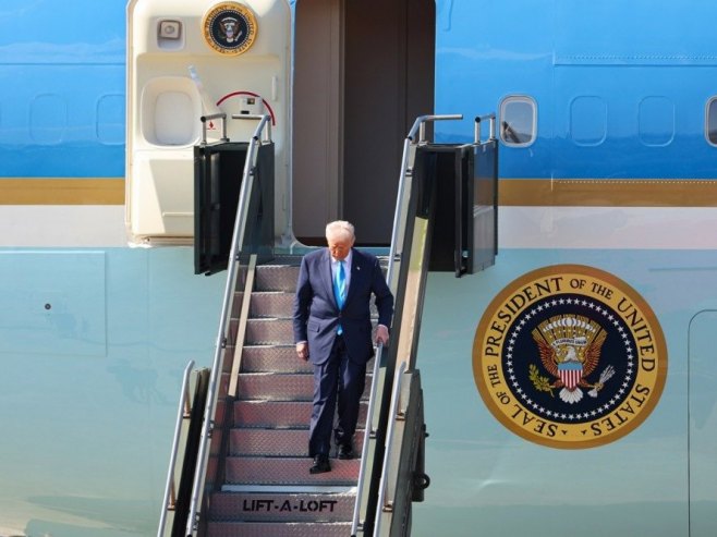 Трампов авион слетио у Швајцарску