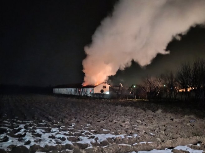 Пожар на фарми код Бијељине - брзом интервенцијом ватрогасаца и комшија спријечена већа штета (ФОТО)