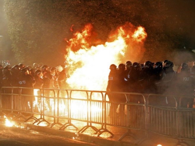 Тирана у пламену: Бачени Молотовљеви коктели на зграду владе, више повријеђених