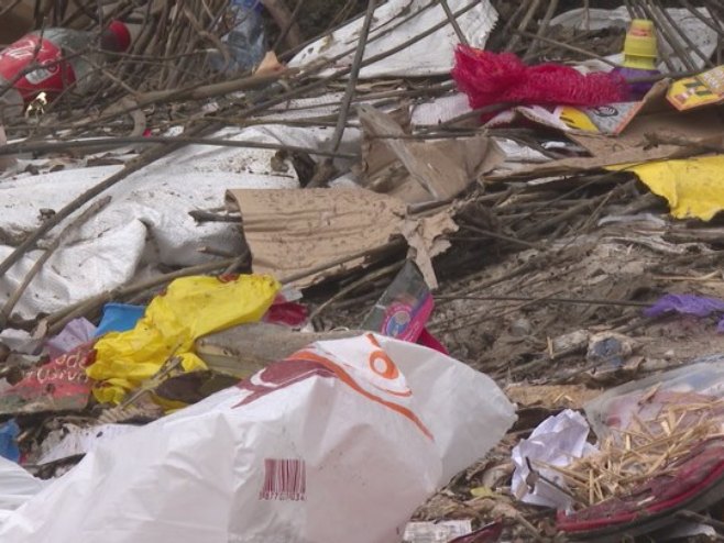 Дивље депоније и даље велики проблем у Семберији (ВИДЕО)