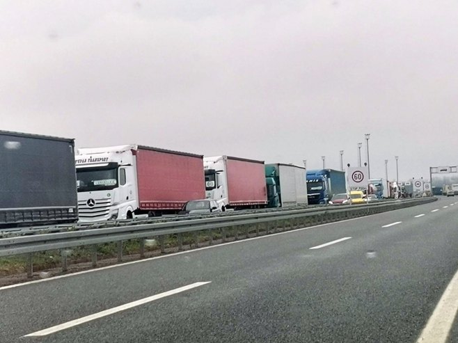 Превозници из БиХ и региона блокирали теретне граничне прелазе са ЕУ (ФОТО/ВИДЕО)