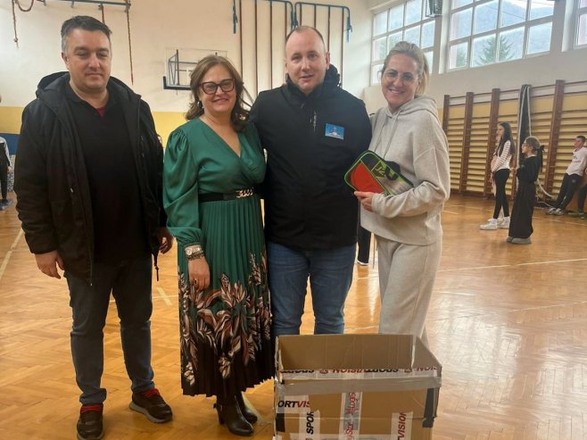 Којић поклонио спортску опрему за Основну школу у Звечану