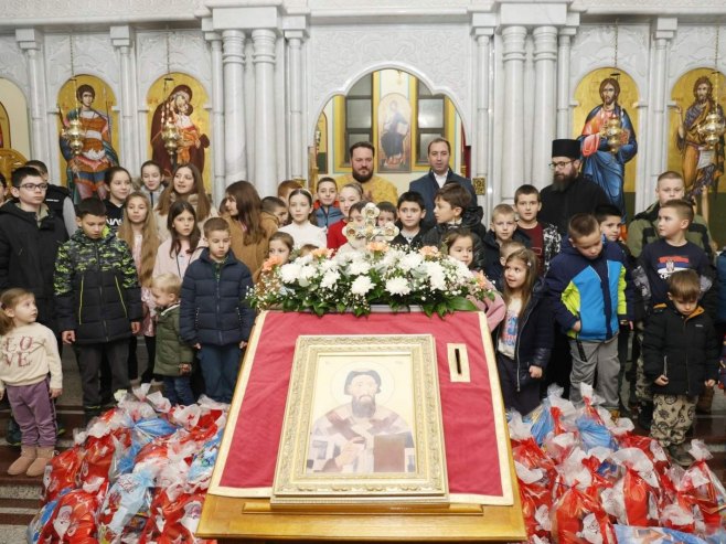 Селак подијелио пакетиће дјеци у Дракулићу поводом Светог Саве Селак подијелио пакетиће дјеци у Дракулићу поводом Светог Саве - Фото: Уступљена фотографија