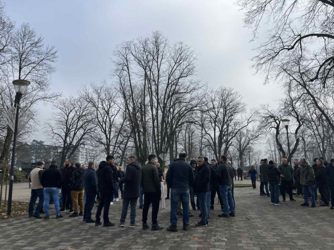 Мљекари на мирном протесту у Бањалуци (ФОТО)