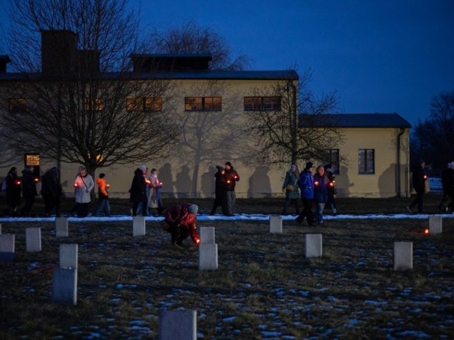 Бивши затвореници Аушвуца положили цвијеће и вијенце
