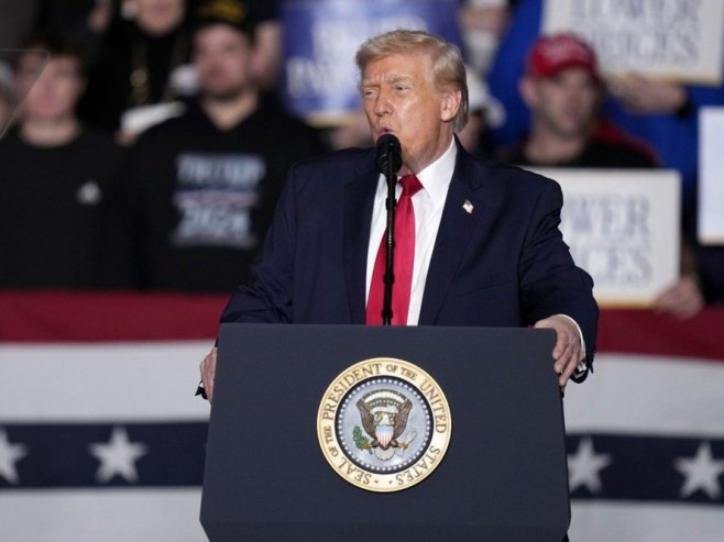 Доналд Трамп (фото: EPA/MATTHEW PUTNEY) - 