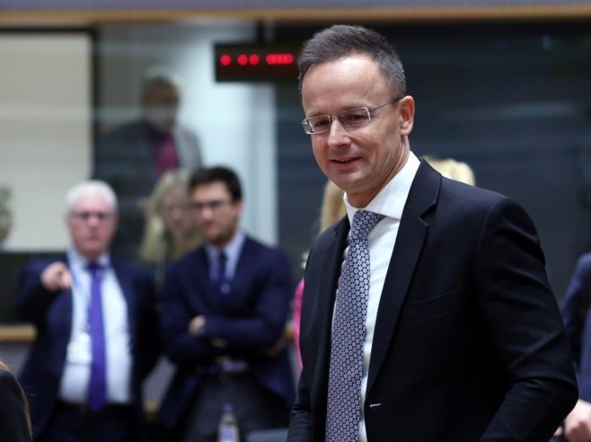 Сијарто: Влада неће дозволити да се новац Мађара шаље Украјини