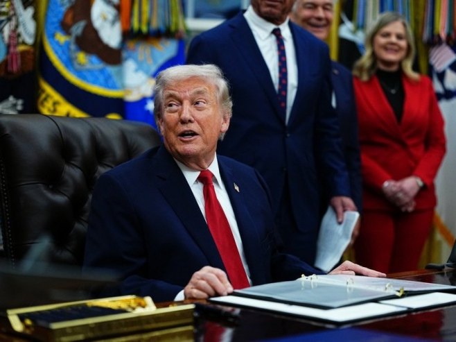 Трамп запријетио царинама свакој земљи која снабдијева Кубу нафтом